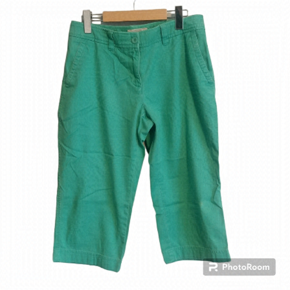 LL Bean Favoriteβ Fit Straight Leg Green Capris Size 8P